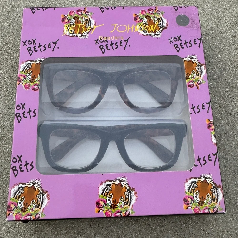 BETSEY JOHNSON readers 2.50 reading glasses cats eye tortoiseshell print 2 pair